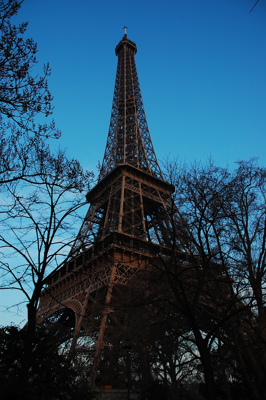paris eiffel tower twilight free photo
