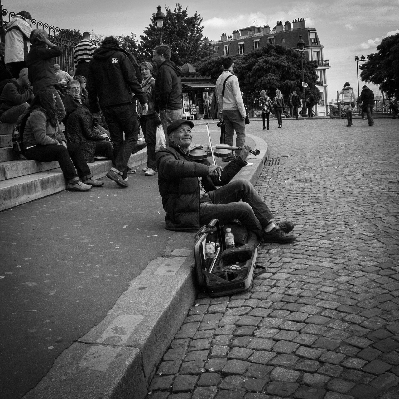 paris montmartre street musician free photo