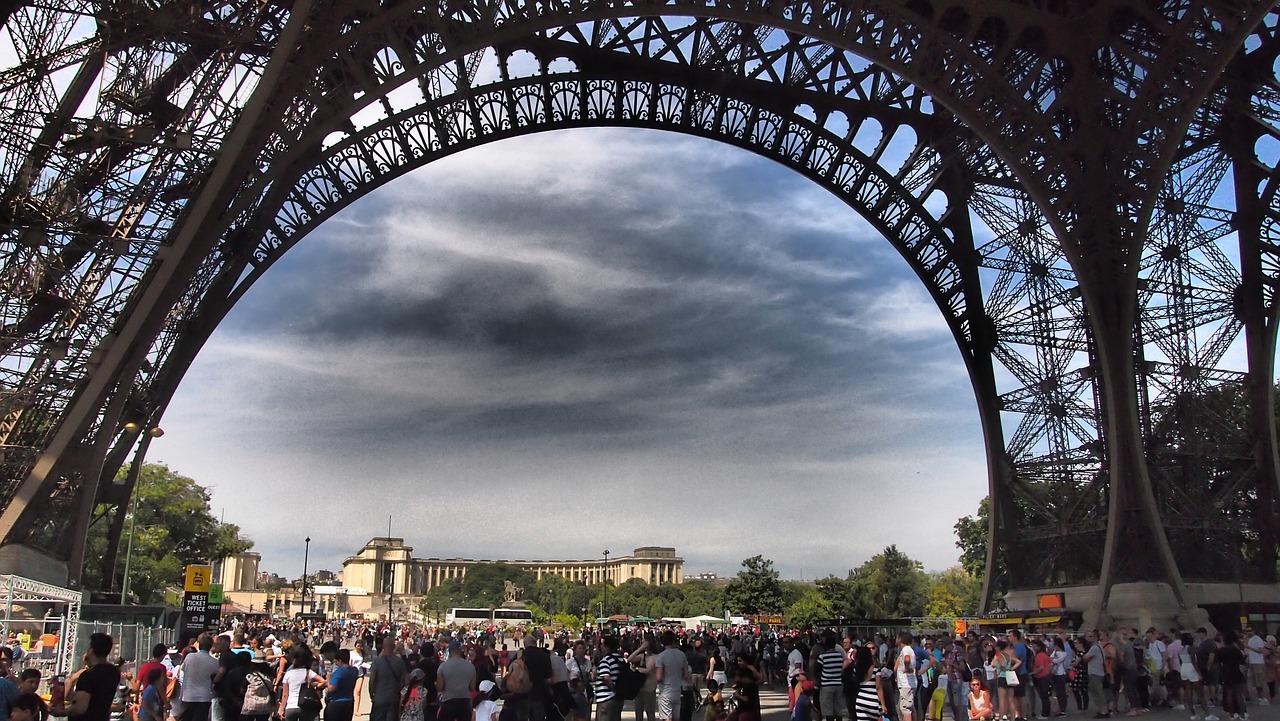 paris eiffel tower places of interest free photo