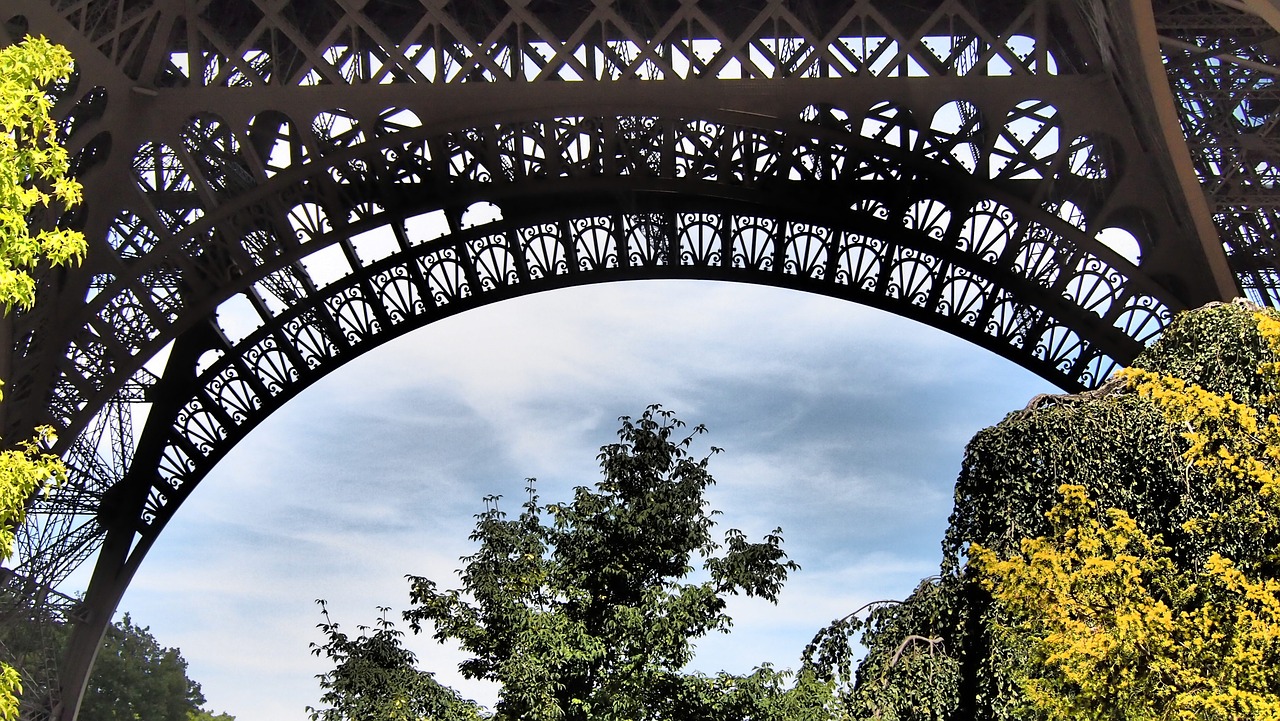 paris eiffel tower places of interest free photo