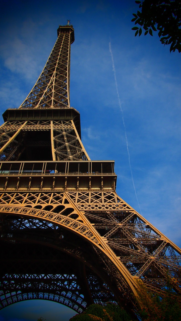 paris eiffel tower places of interest free photo