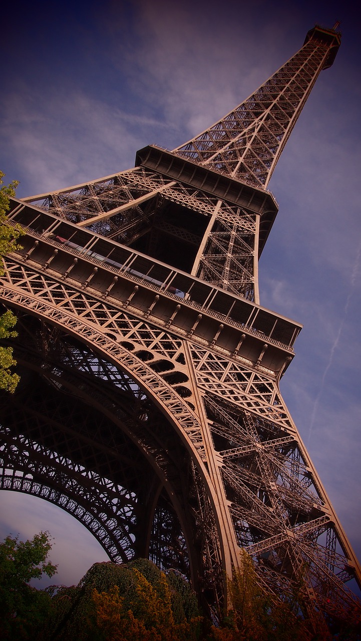 paris eiffel tower places of interest free photo