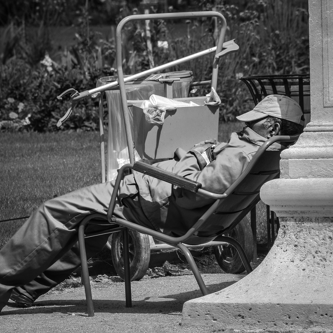 paris street jardin des tuileries free photo