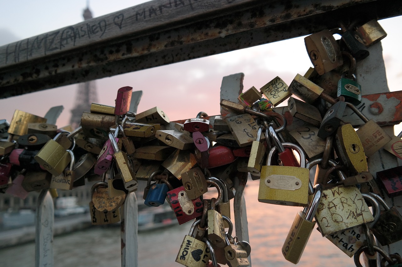 paris love castles free photo