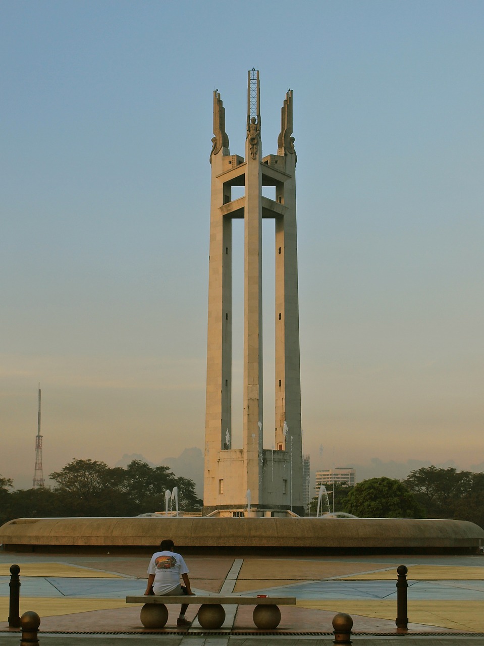 park monument alone free photo