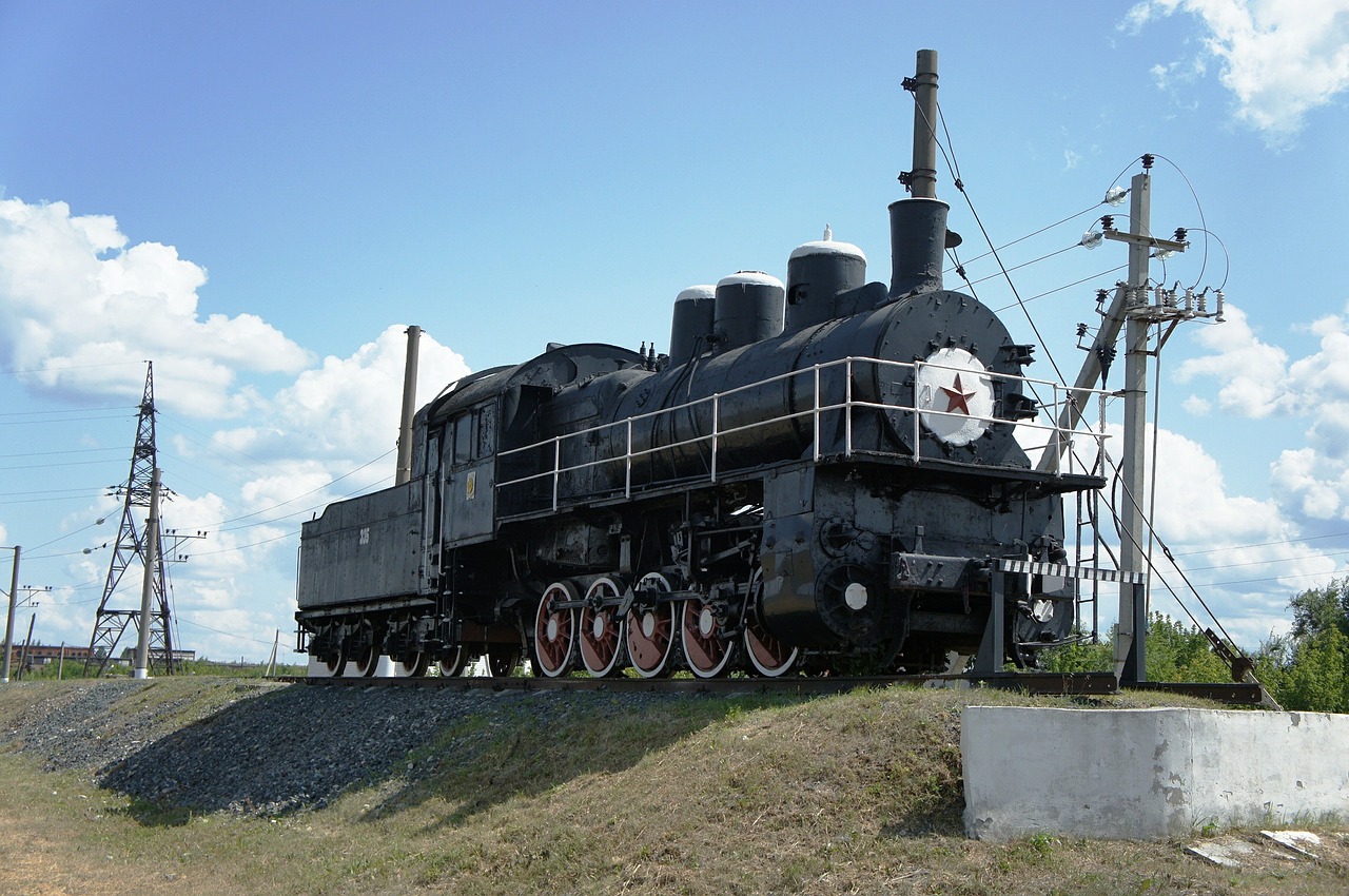 paroovoz monument russia free photo