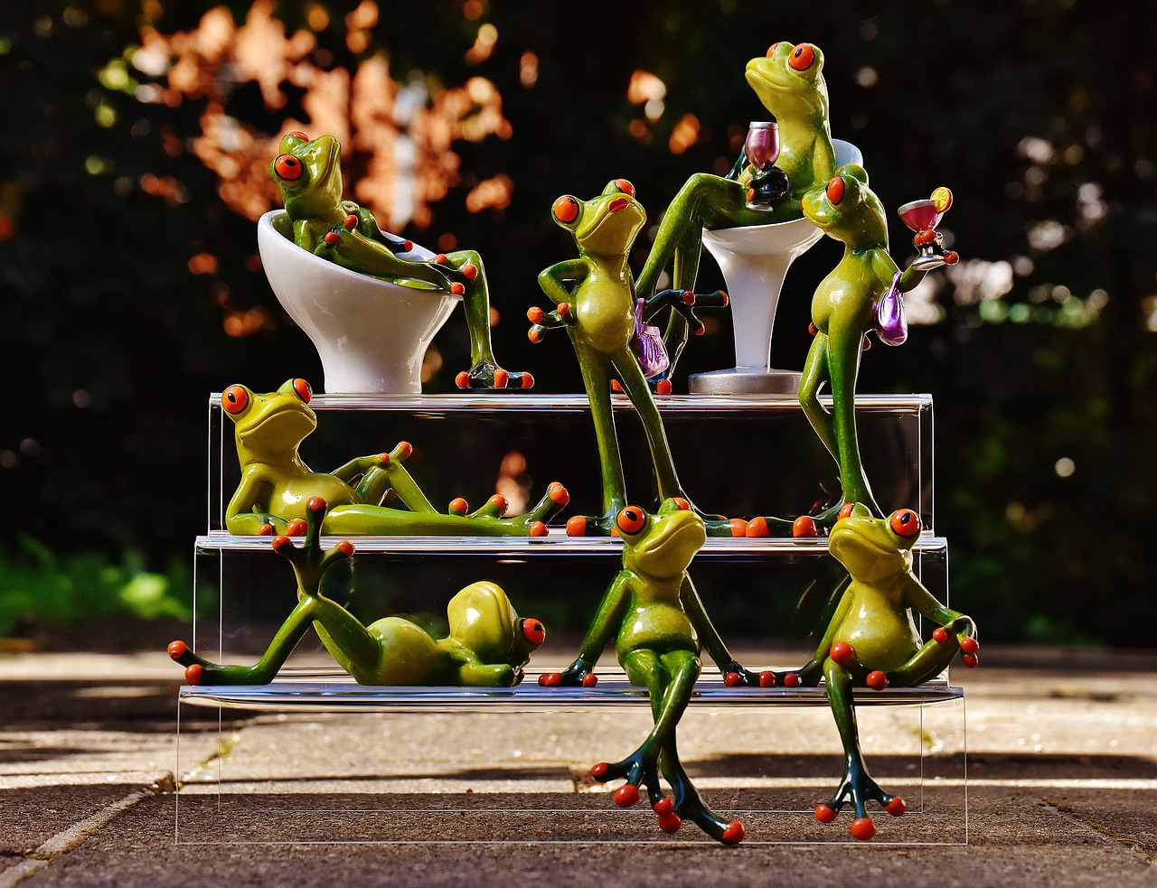 party frogs figures stairs free photo