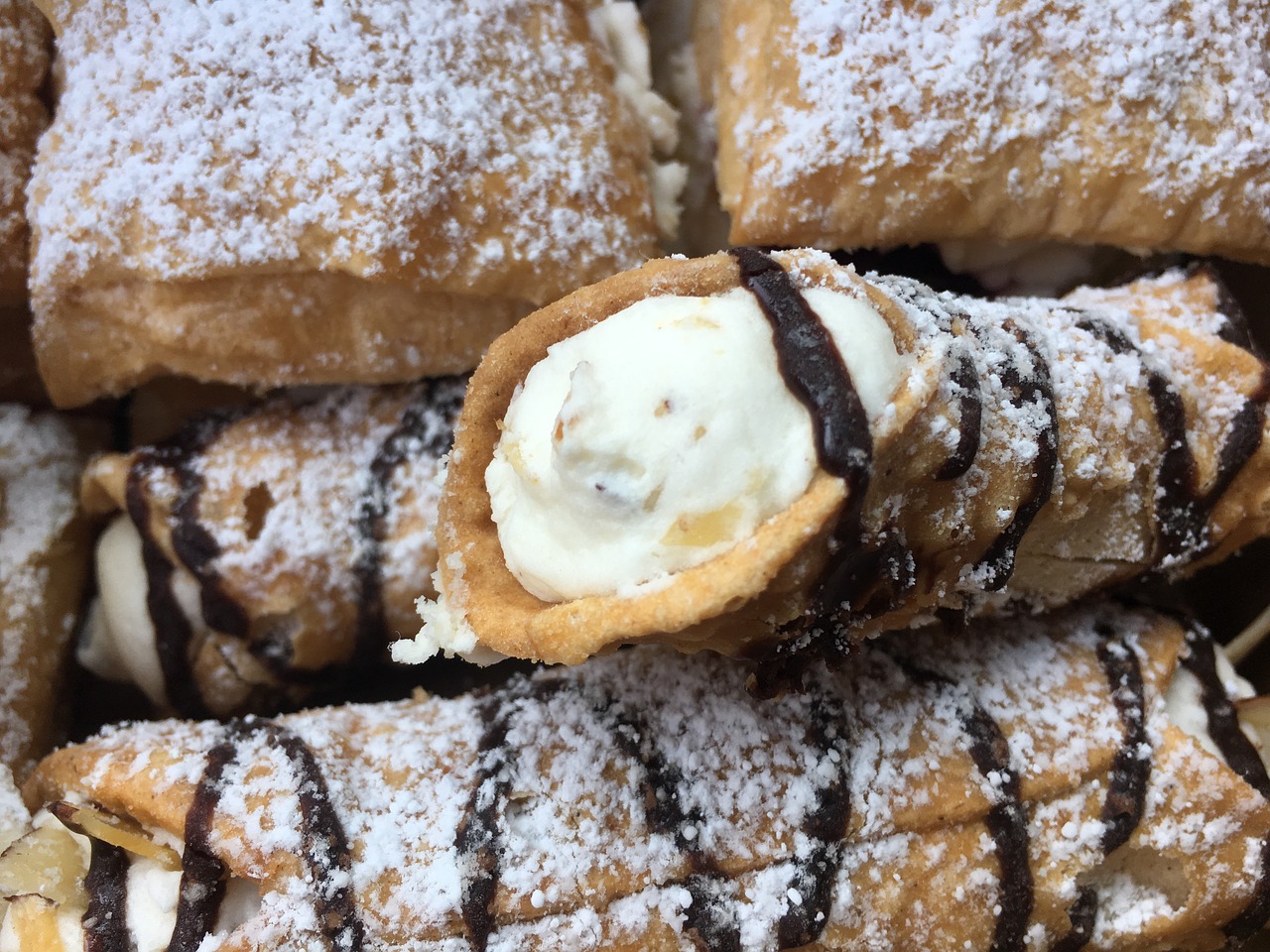 pastry french cannoli free photo