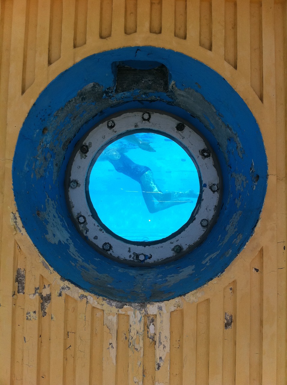 peephole porthole swimming free photo
