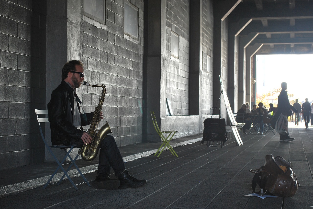 Третий человек музыка. Саксофон на улице. Уличный музыкант саксофон. Саксофонист играет на балконе. Музыка на улице.