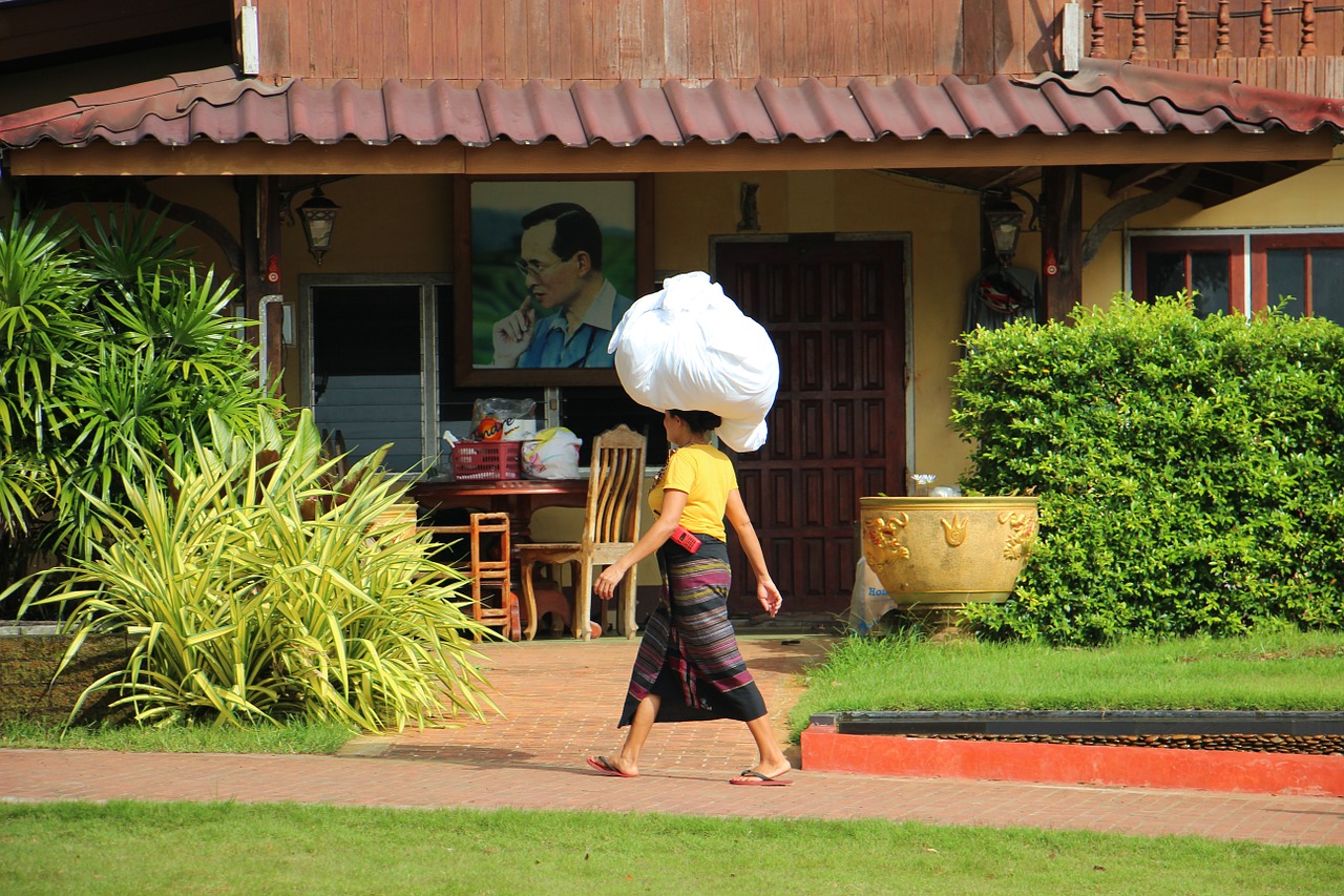 people woman bearing on the head free photo