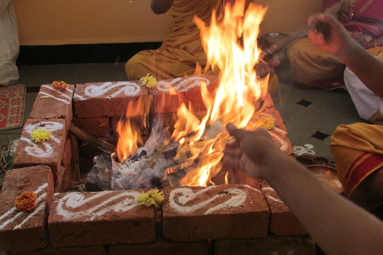 performing rituals dharwad india free photo