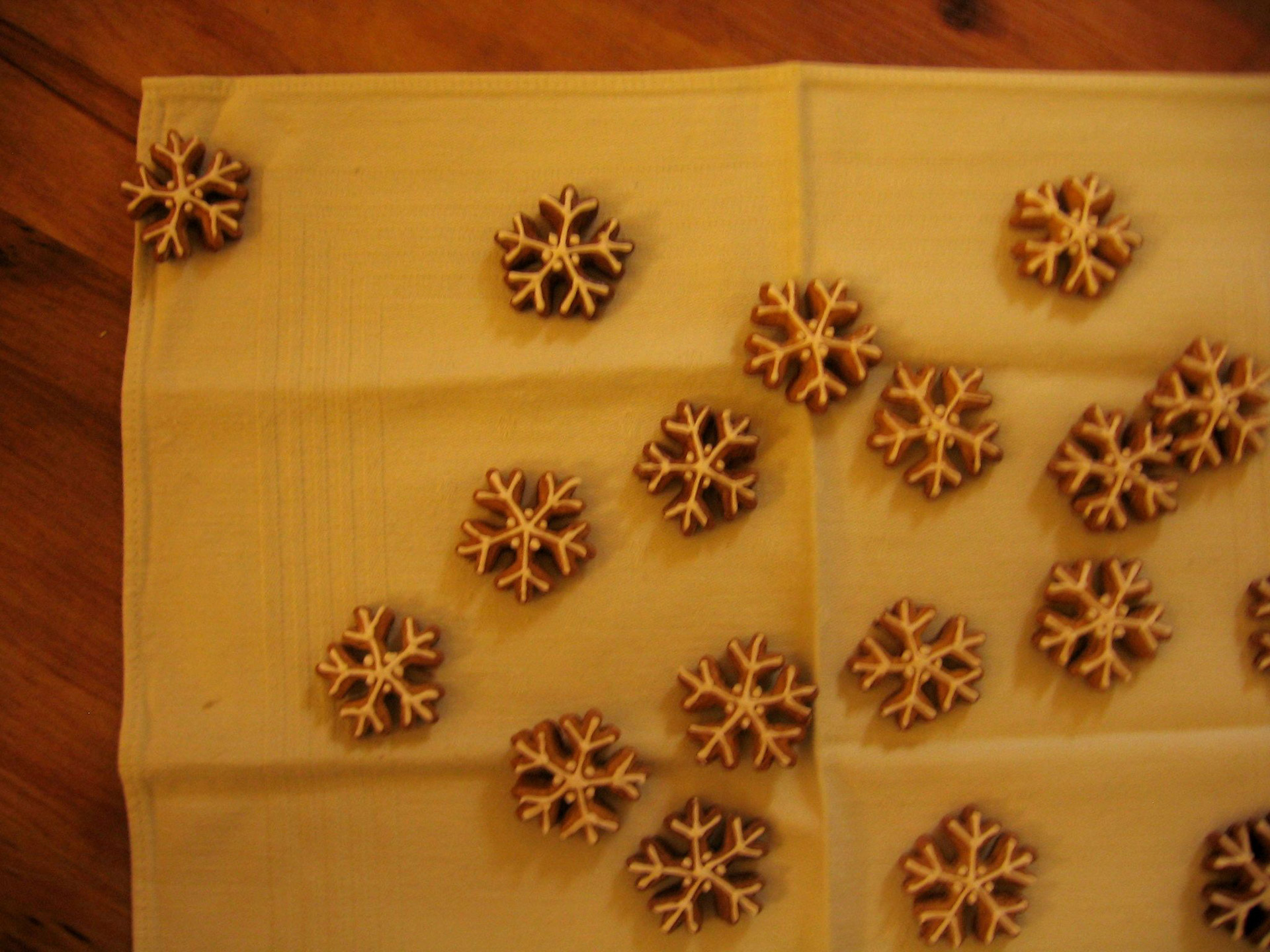 gingerbread snowflakes gingerbread snowflakes free photo