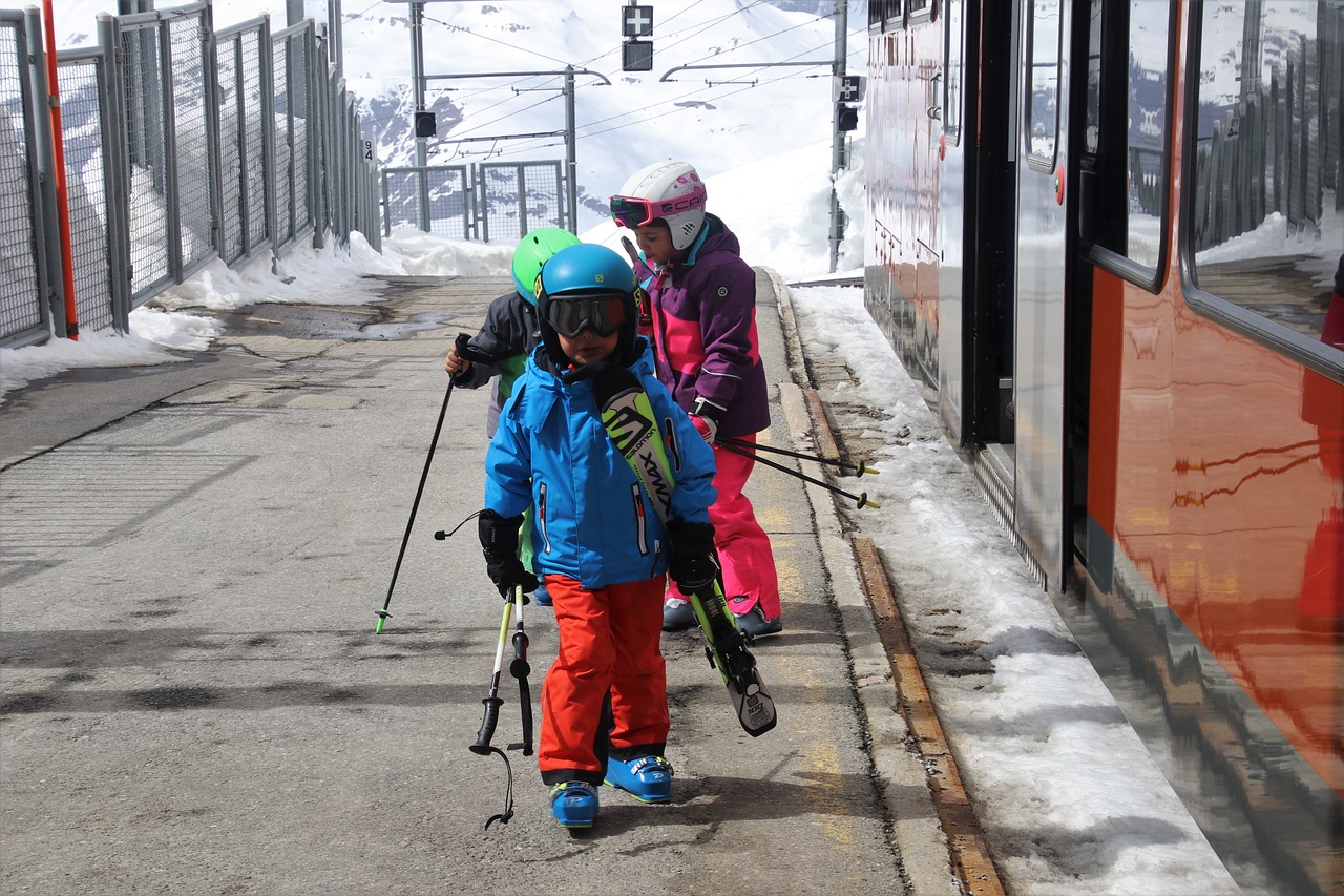 peron  children  railway station free photo