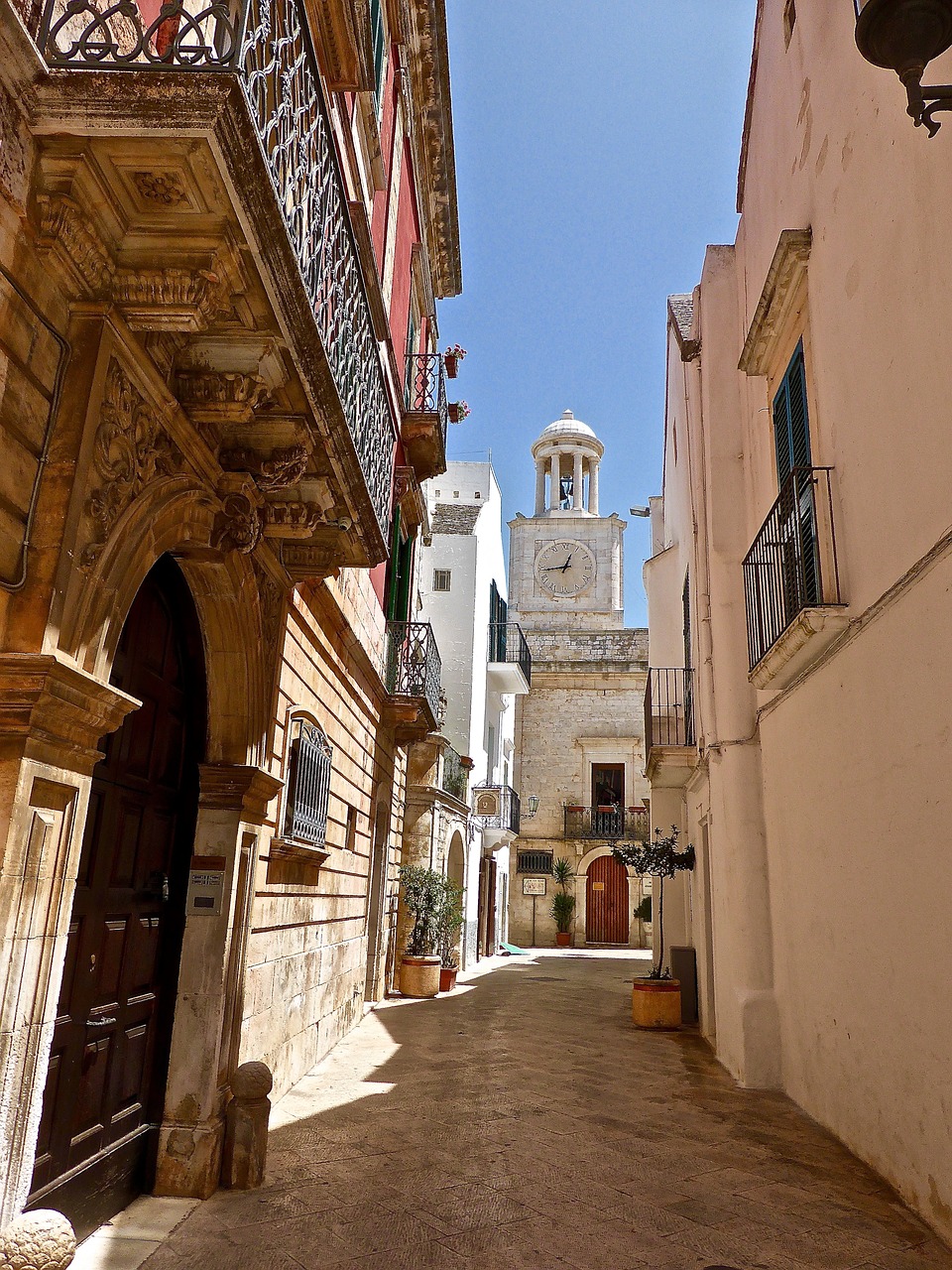 perspective narrow alley free photo