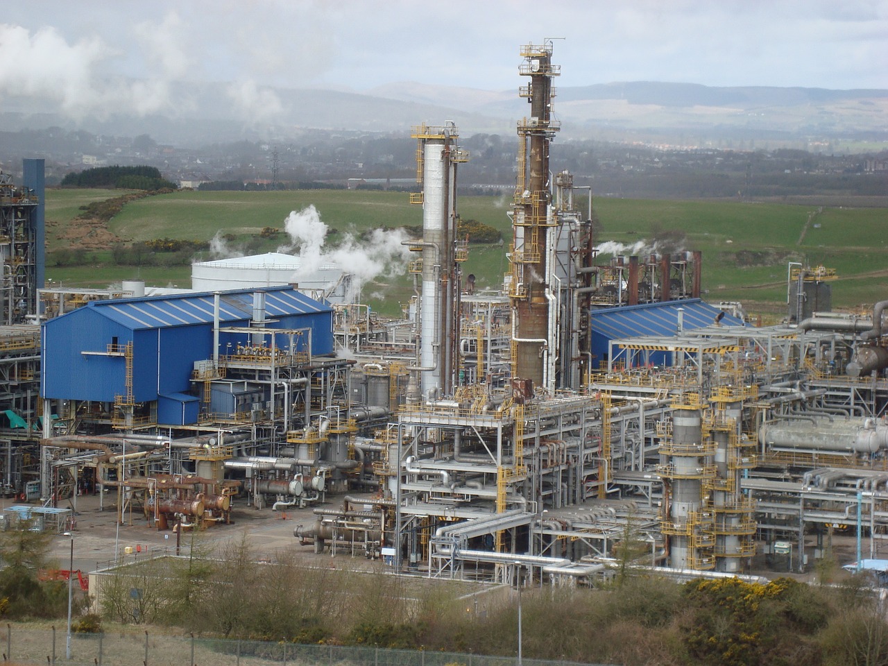 petrochemical plant refinery chemical plant free photo