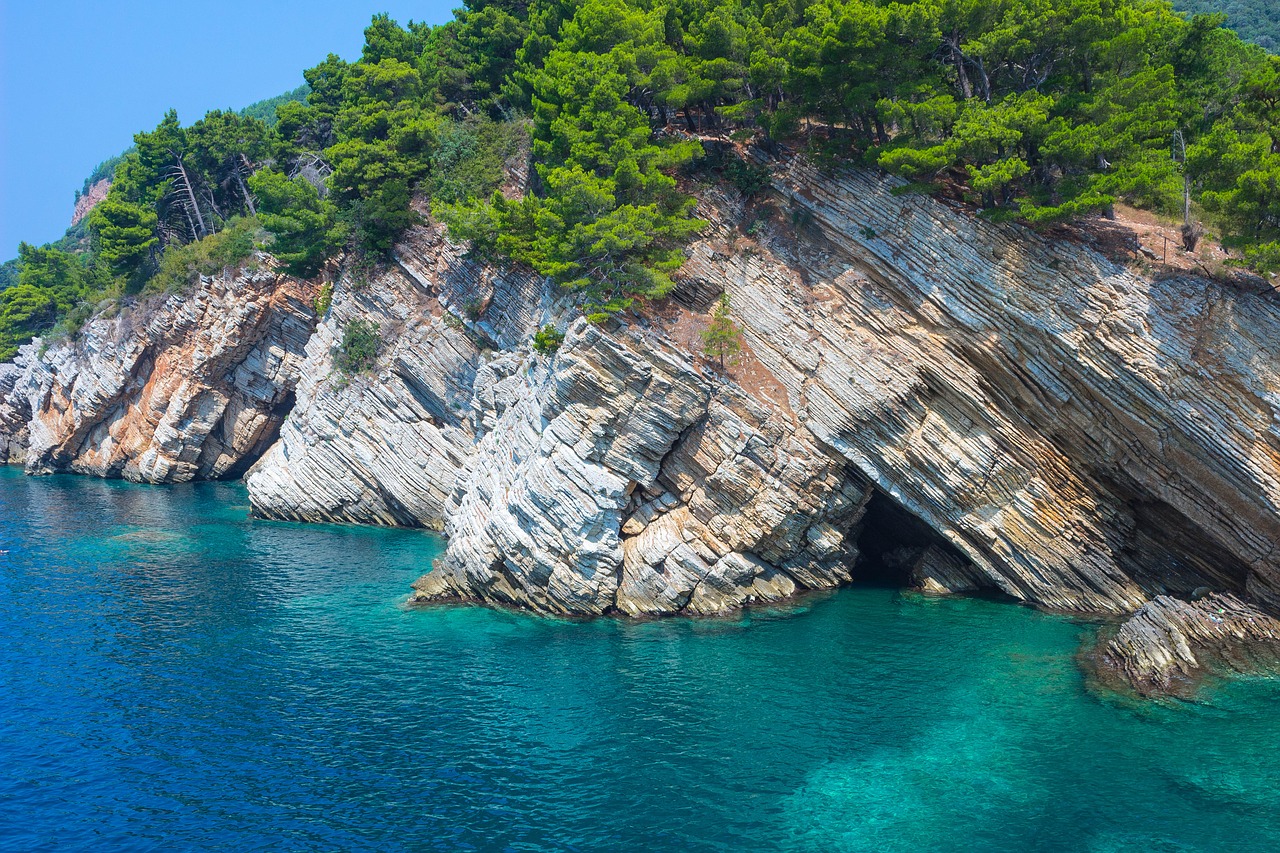 petrovac  cliff  roche free photo