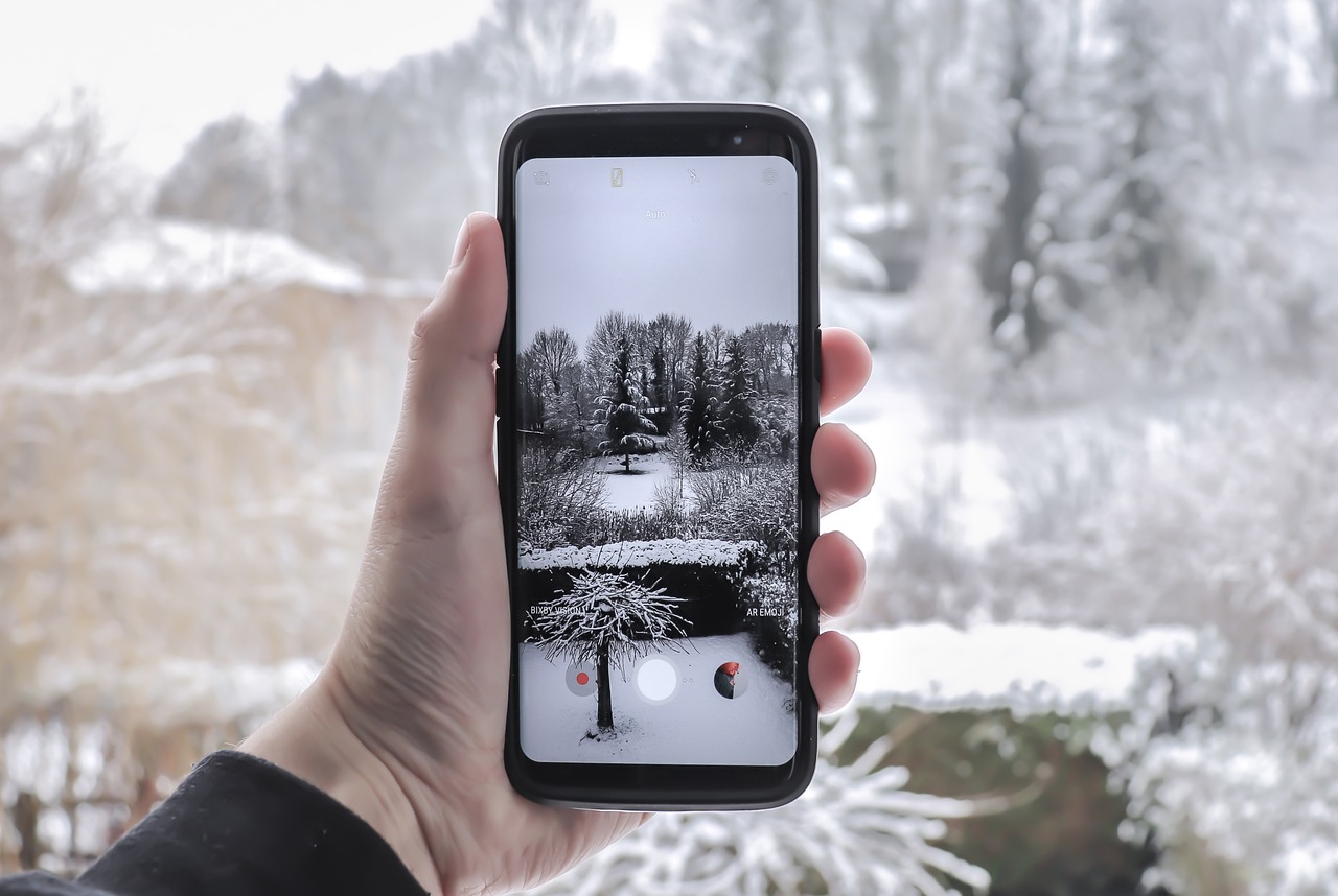phone  snow  smartphone free photo