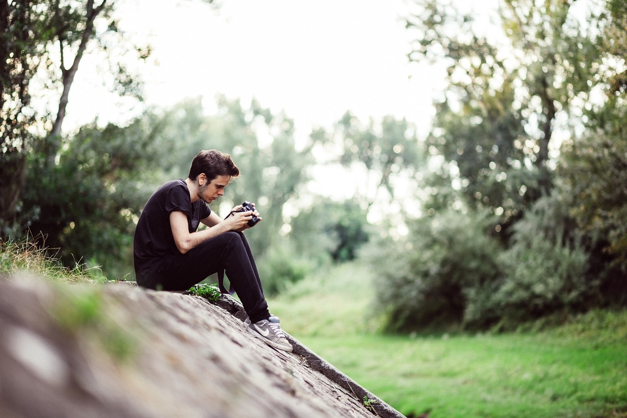 photographer sitting young free photo