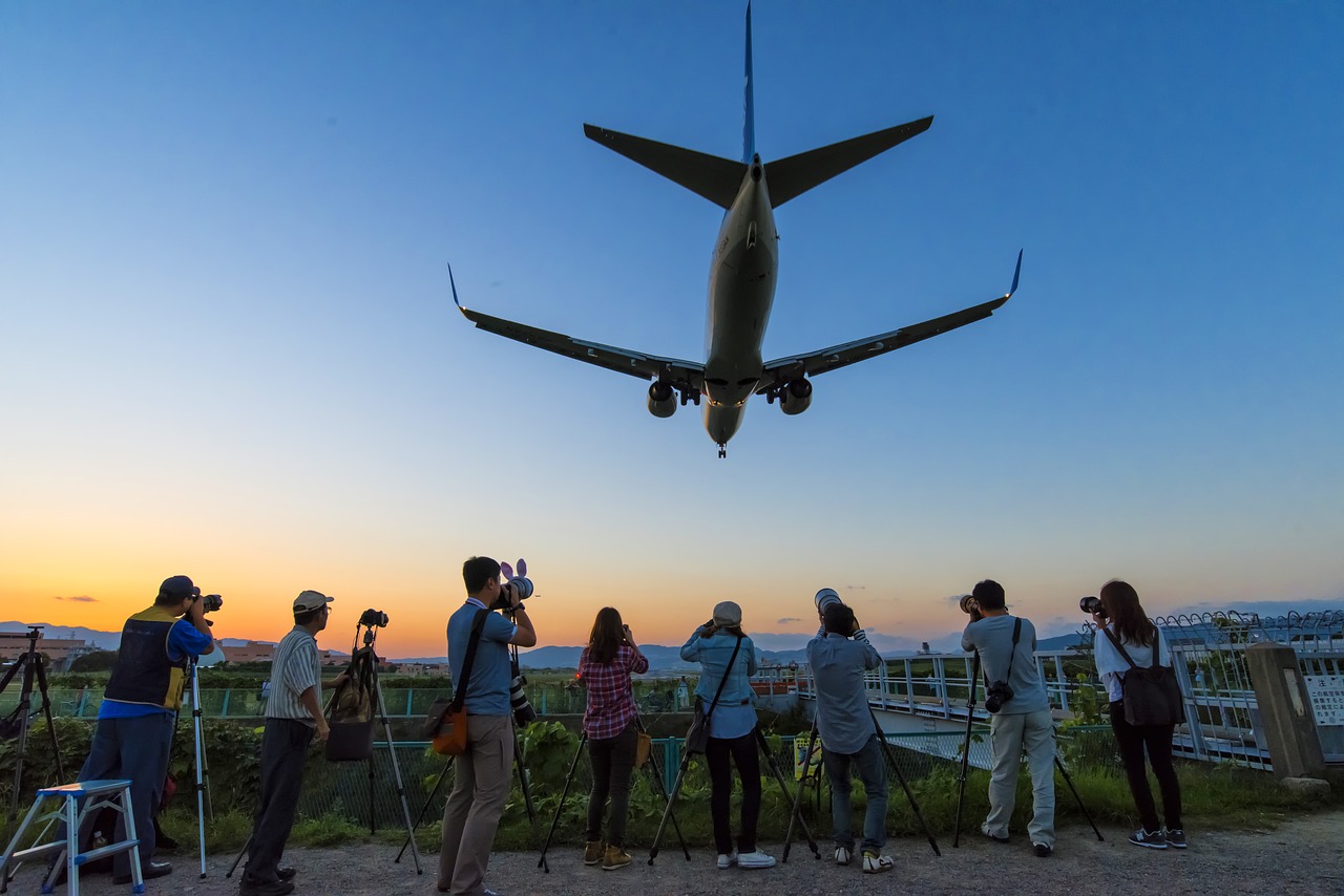 photographer who airplane during landing free photo