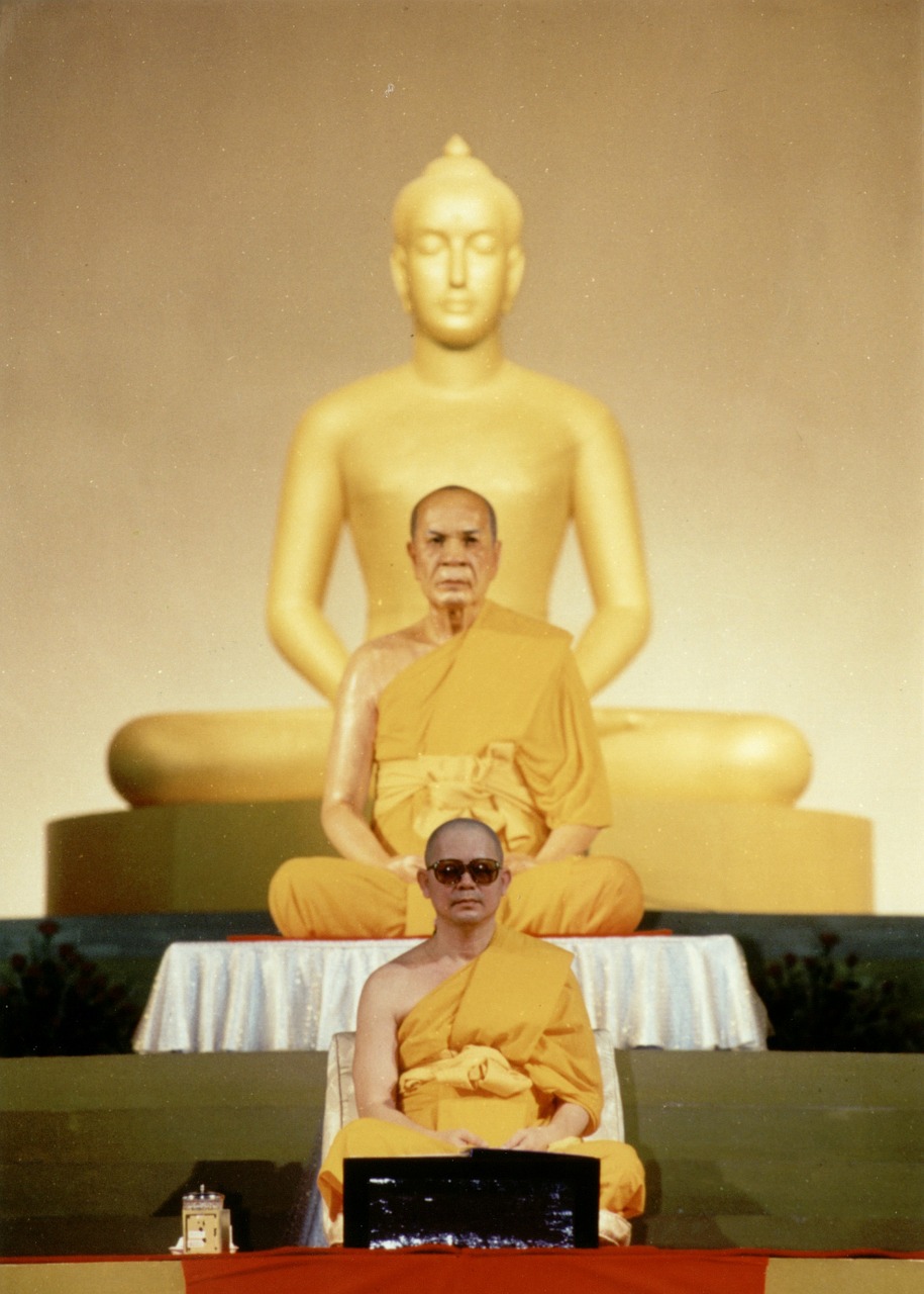 phrathepyanmahamuni buddhist top free photo