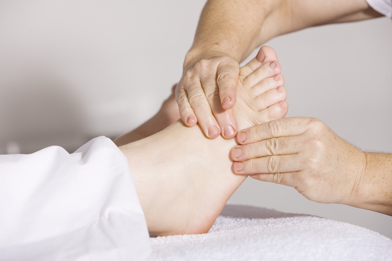 physiotherapy foot massage massage free photo