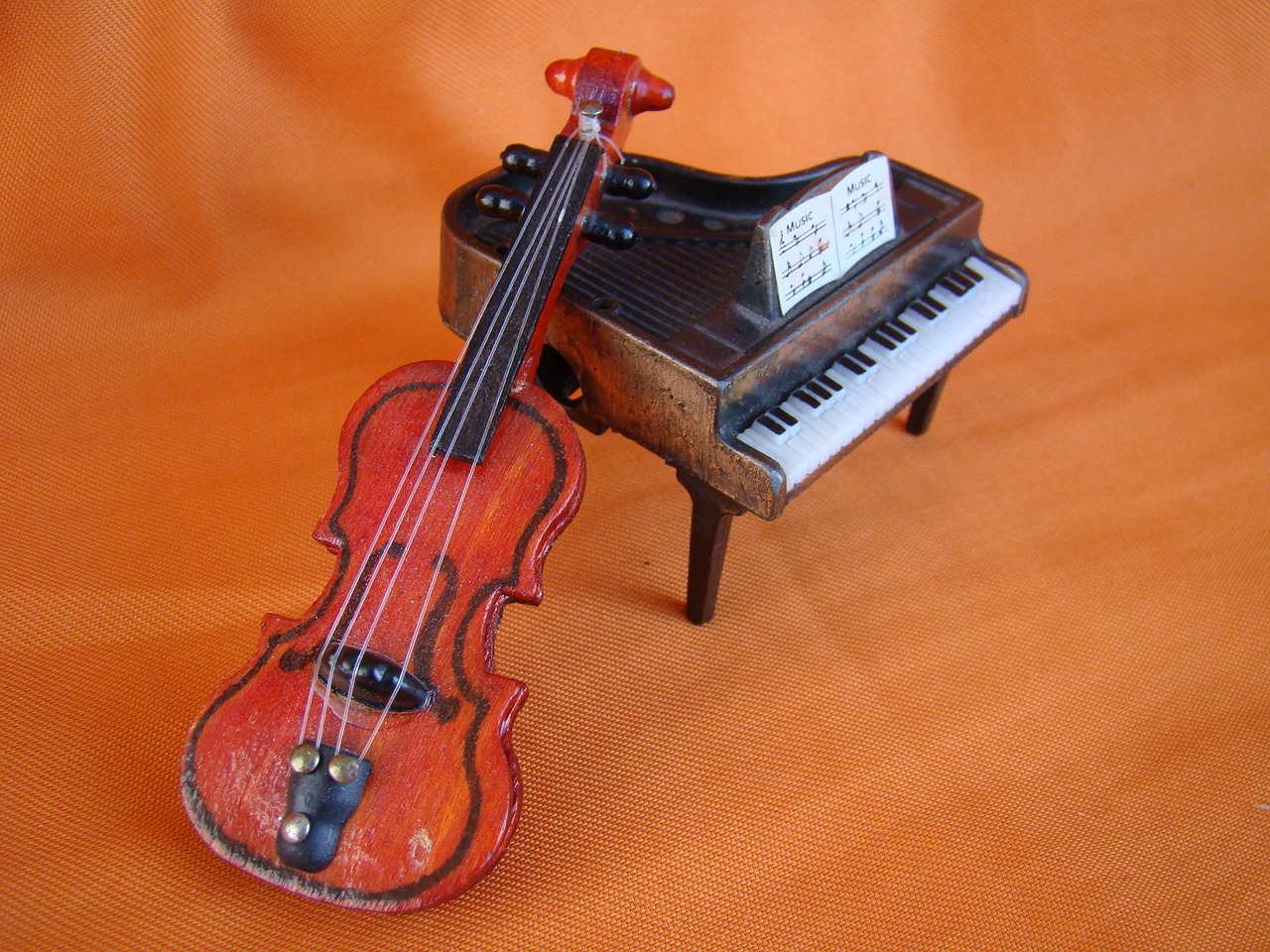 piano violin orange free photo