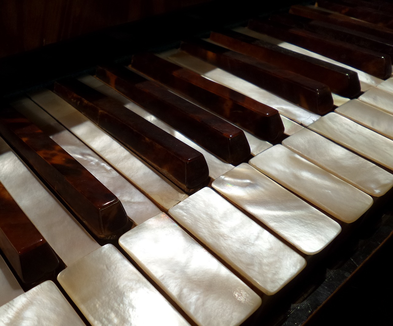 piano keyboard old free photo