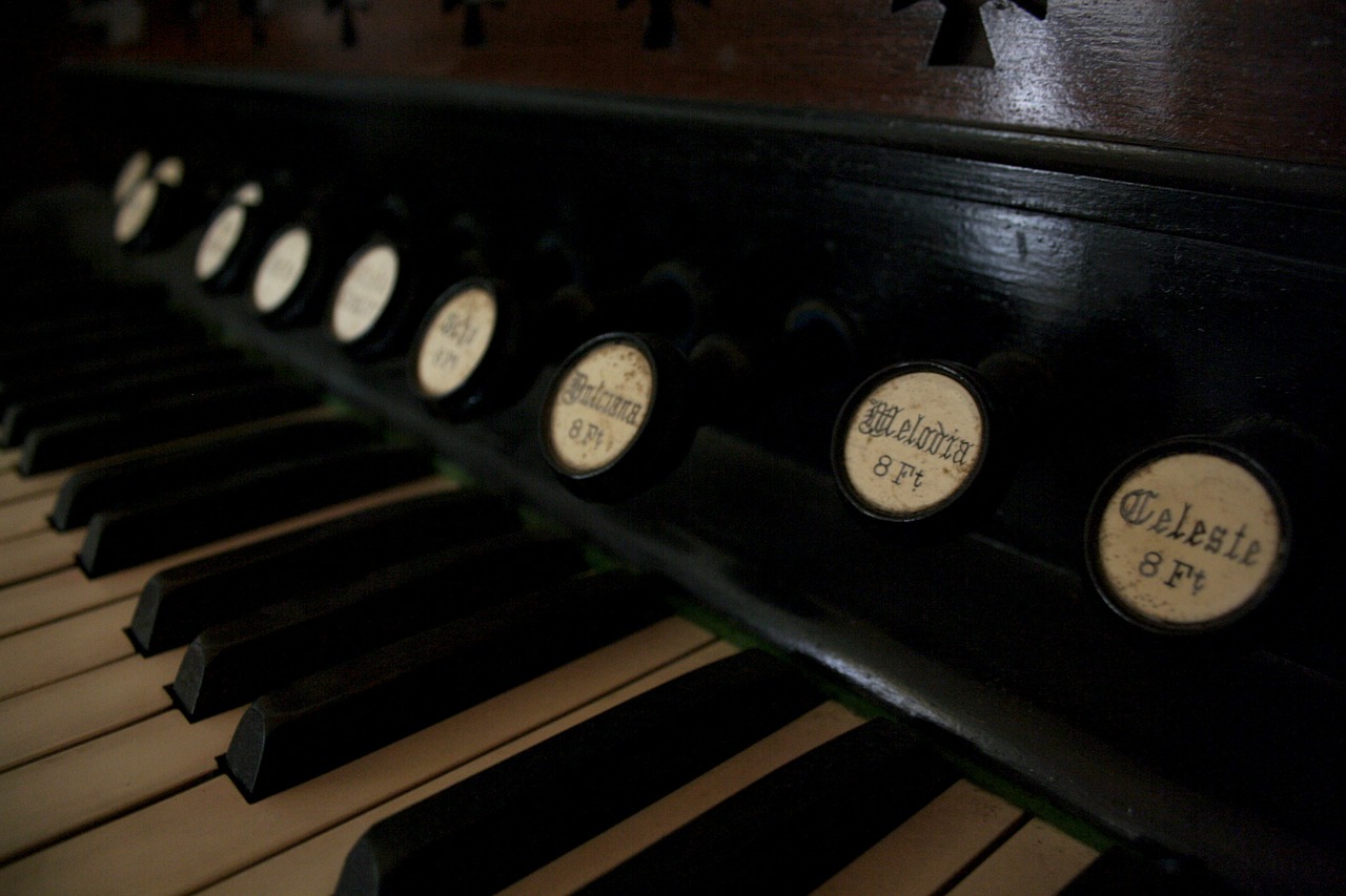 piano keys rustic free photo