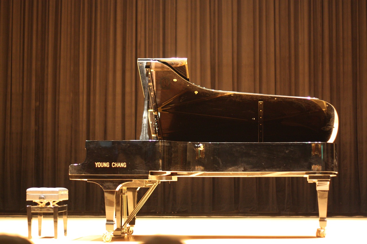 piano concours stage free photo