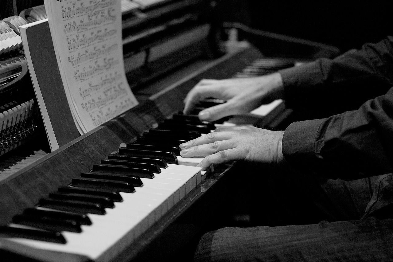 piano piano player keys free photo