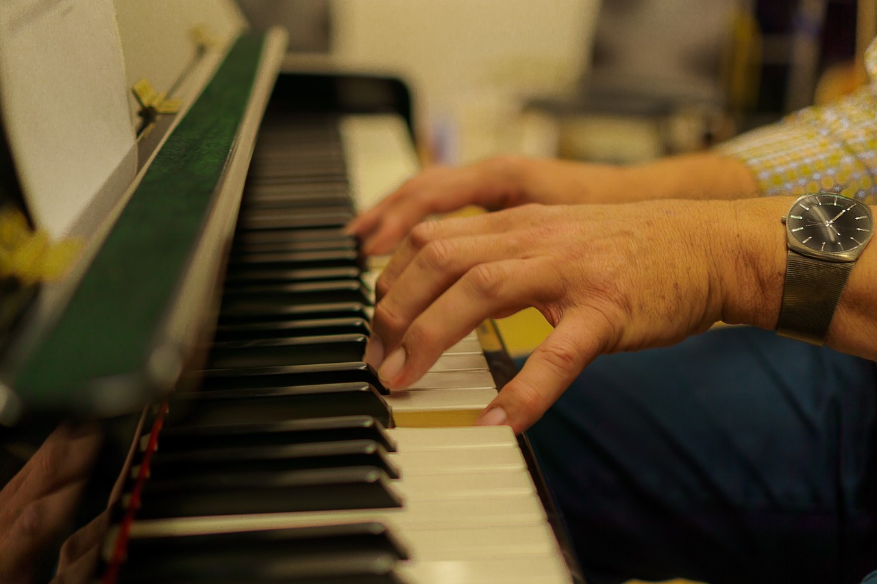 piano instrument hands free photo