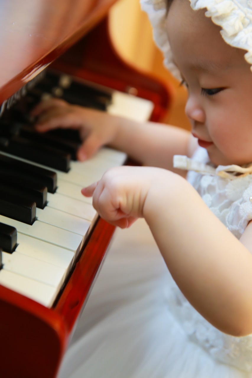 piano baby girl free photo