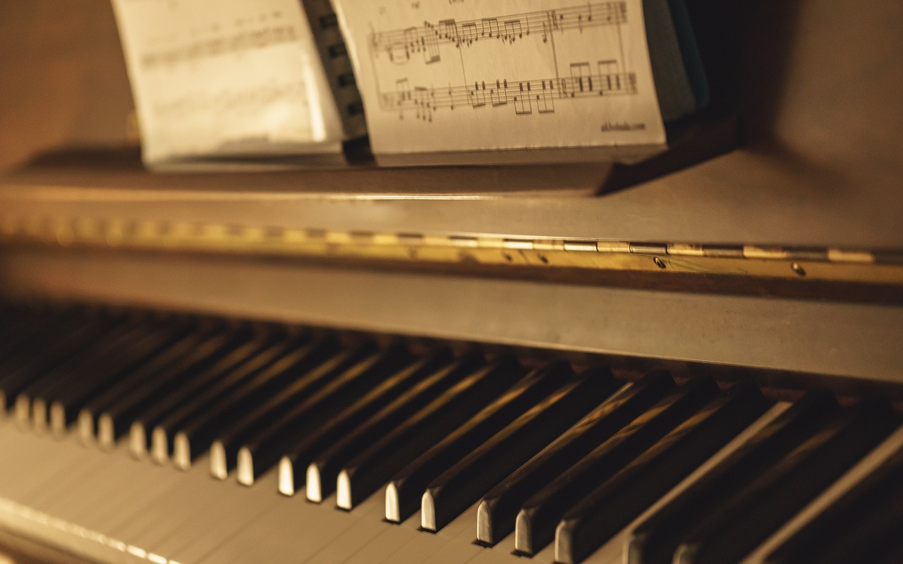 piano keyboard instrument free photo