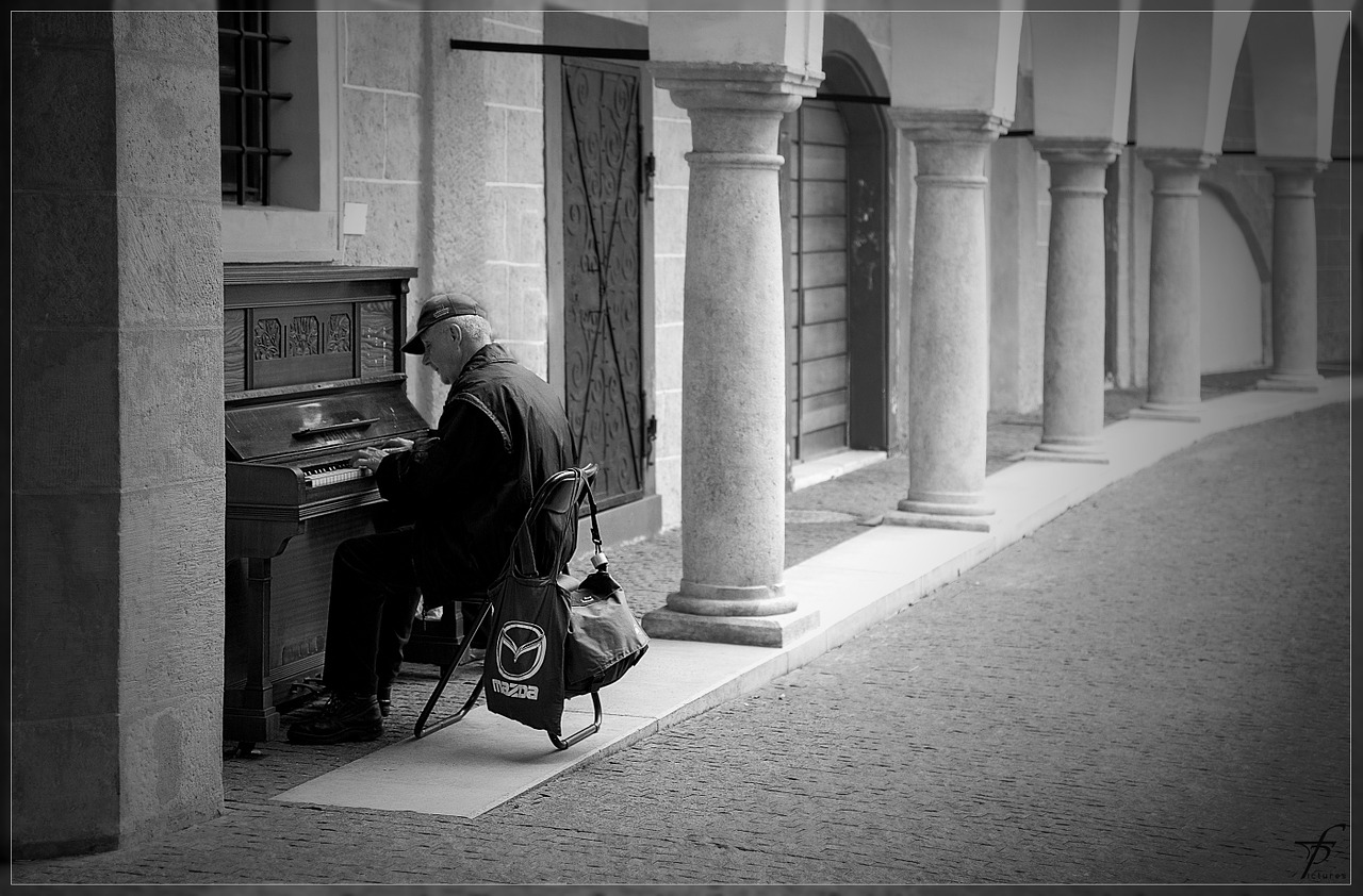 piano player piano man free photo