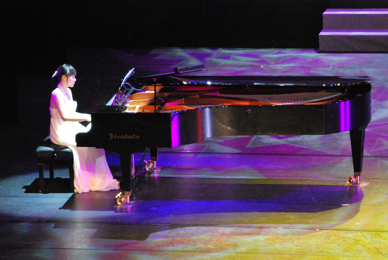 girl piano recital free photo