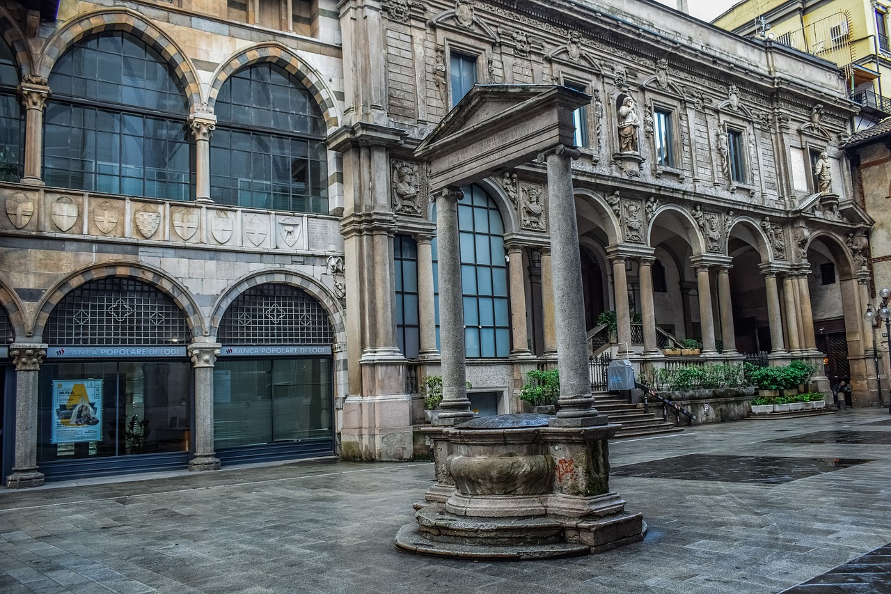 piazza dei mercanti  milan  italy free photo