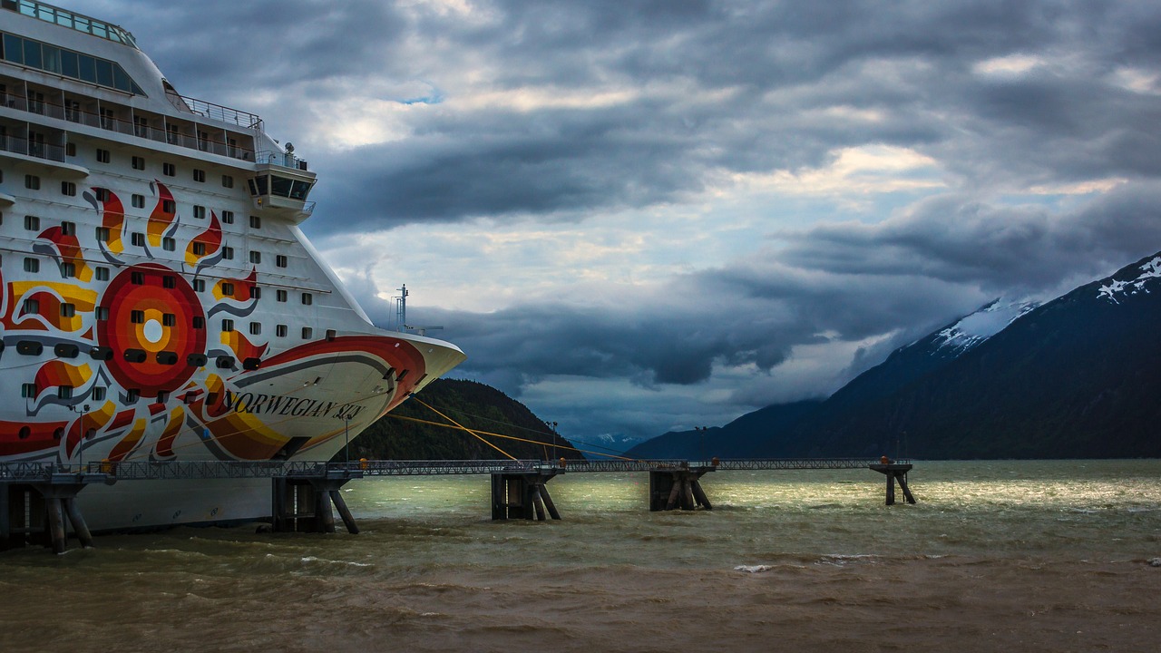 Pacific mountain. Norwegian Sun. Фотографии Norwegian Sun. Норвежское солнце фото. Mountains Cruise ship 4k.