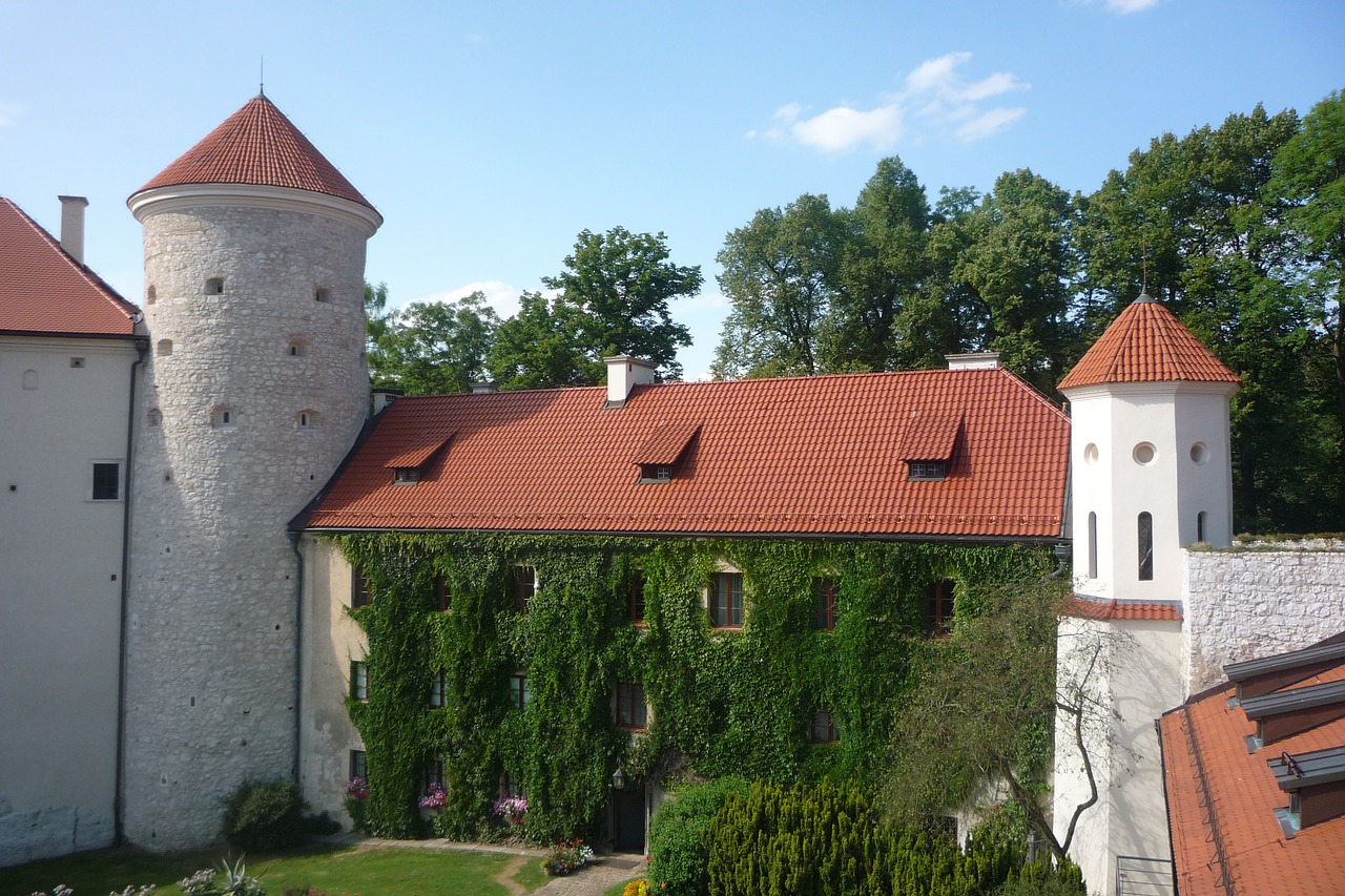 pieskowa skała castle  poland  architecture free photo