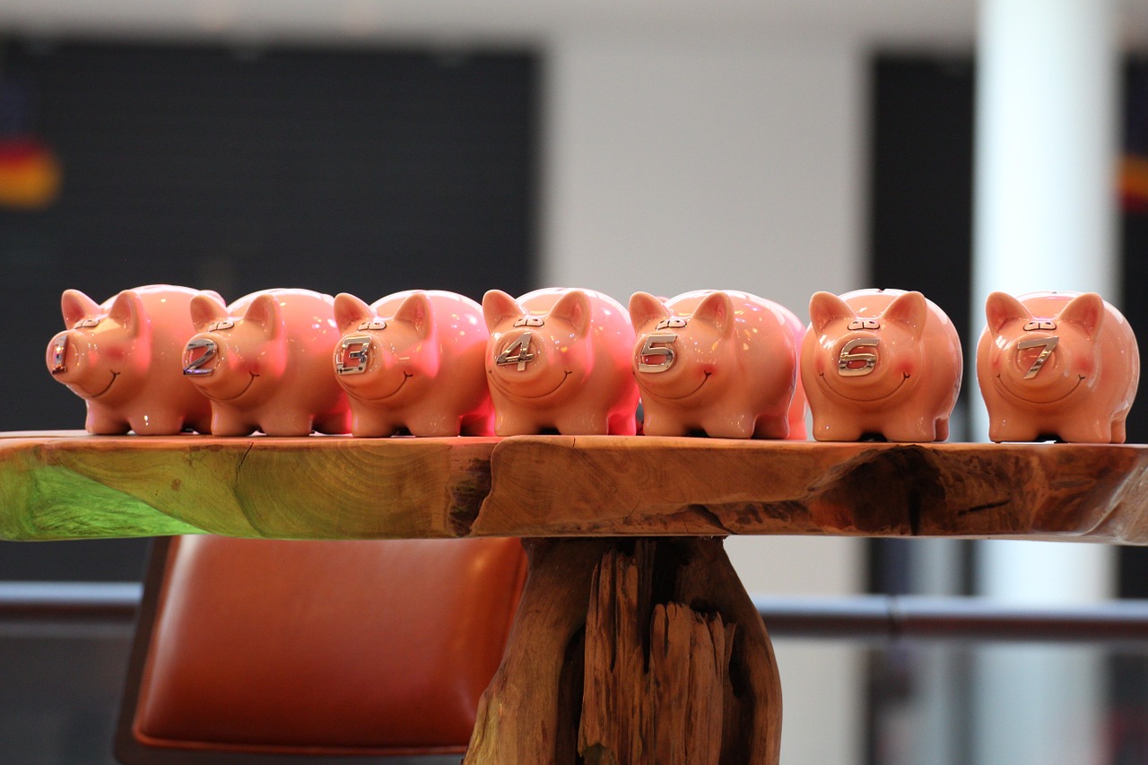 piggy banks table show free photo