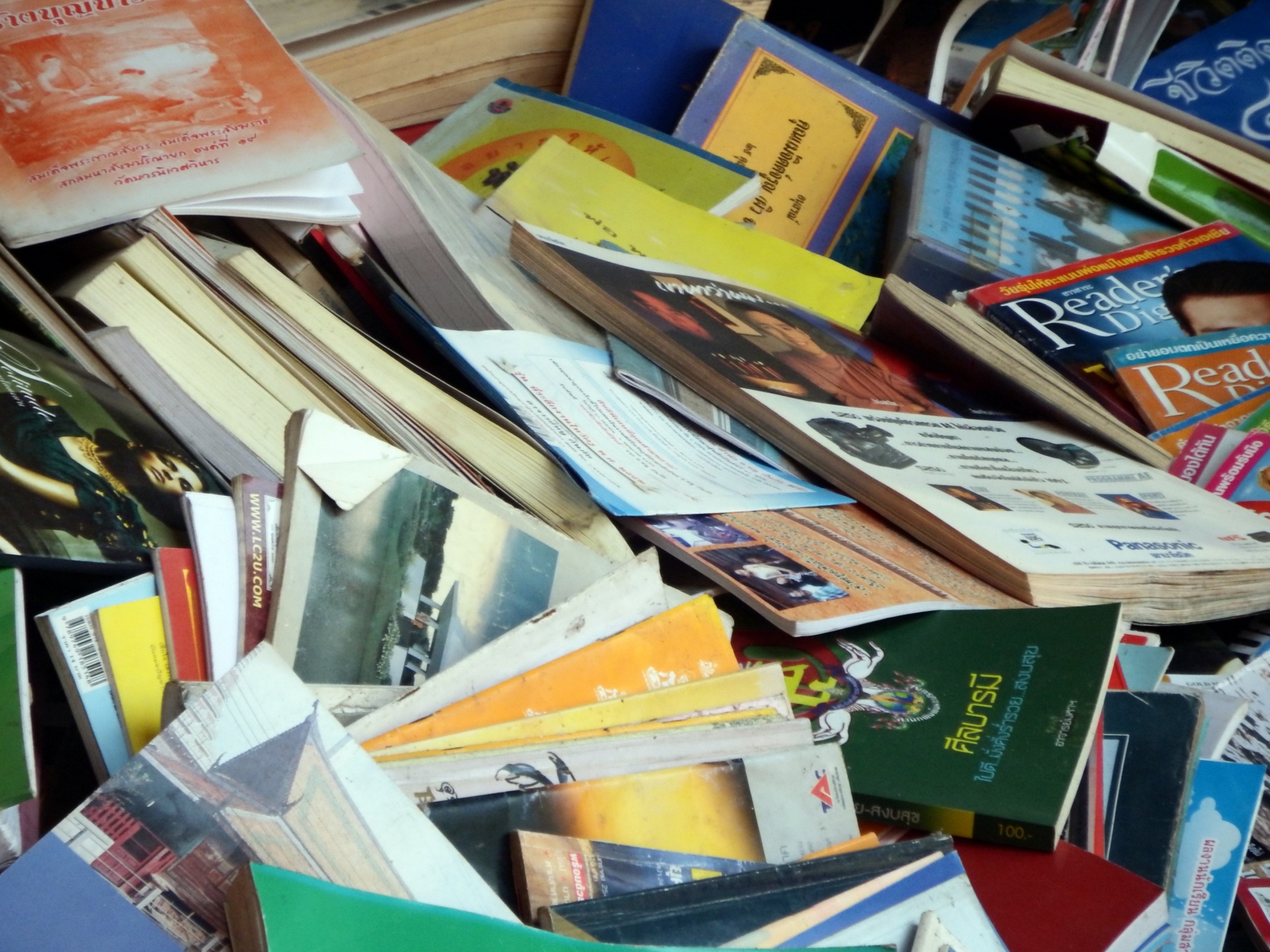 books,pile,old,junk,rubbish,recycling,paper,jumble,sale,trash,book,read,reading,library,clear,clear out,throw away,lots,many,lot,pile of old books,free pictures, free photos, free images, royalty free, free illustrations, public domain