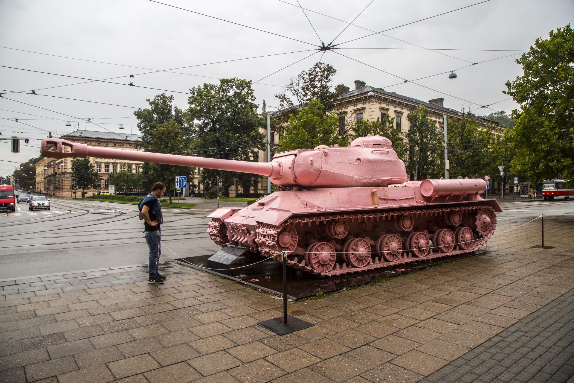 pink tank brno free photo