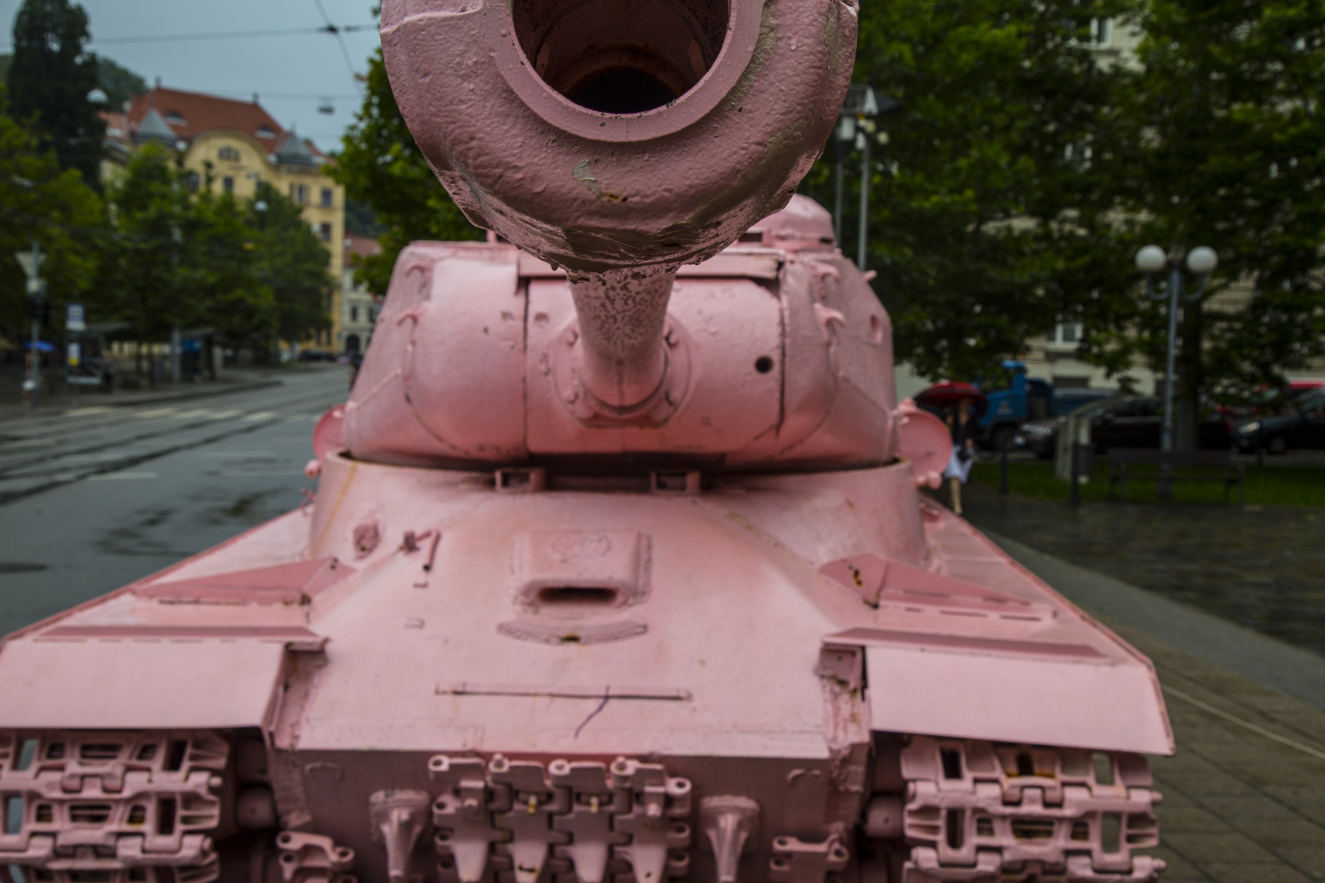pink tank brno free photo