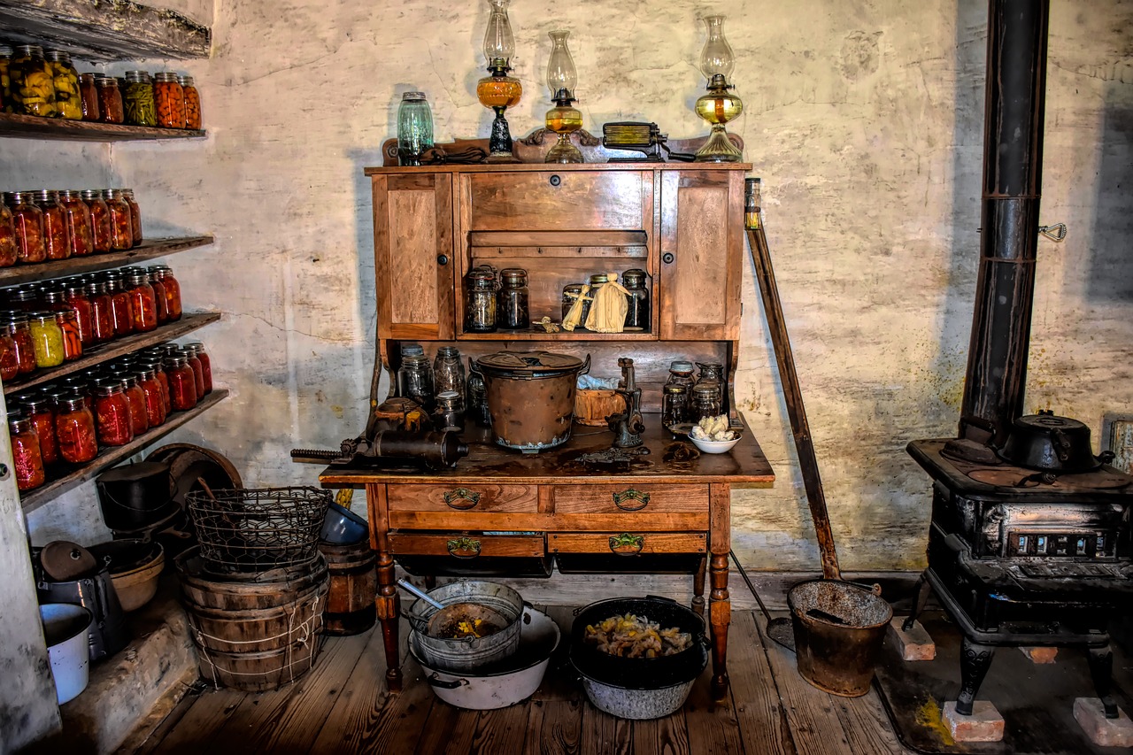 pioneer kitchen  settlers  early america free photo