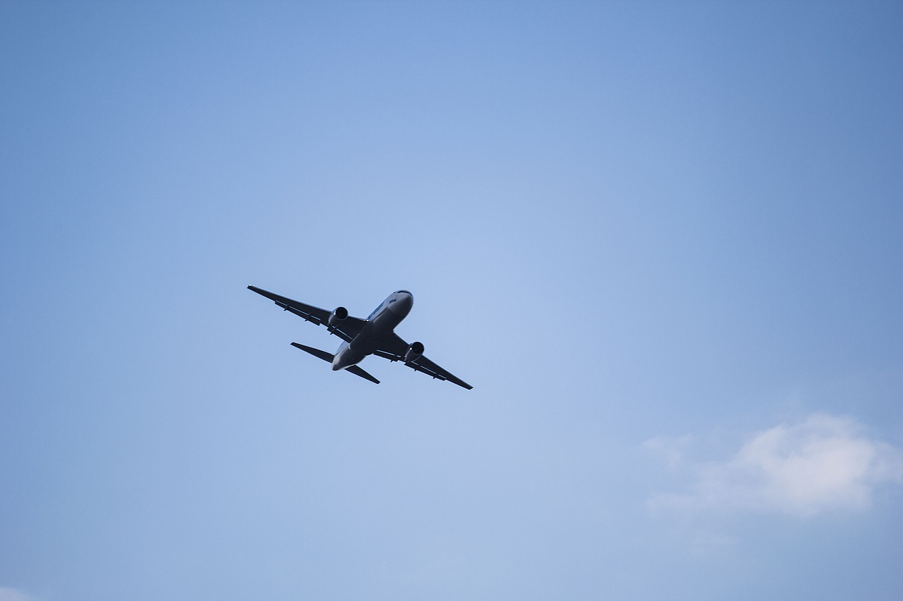 plane landing take off free photo