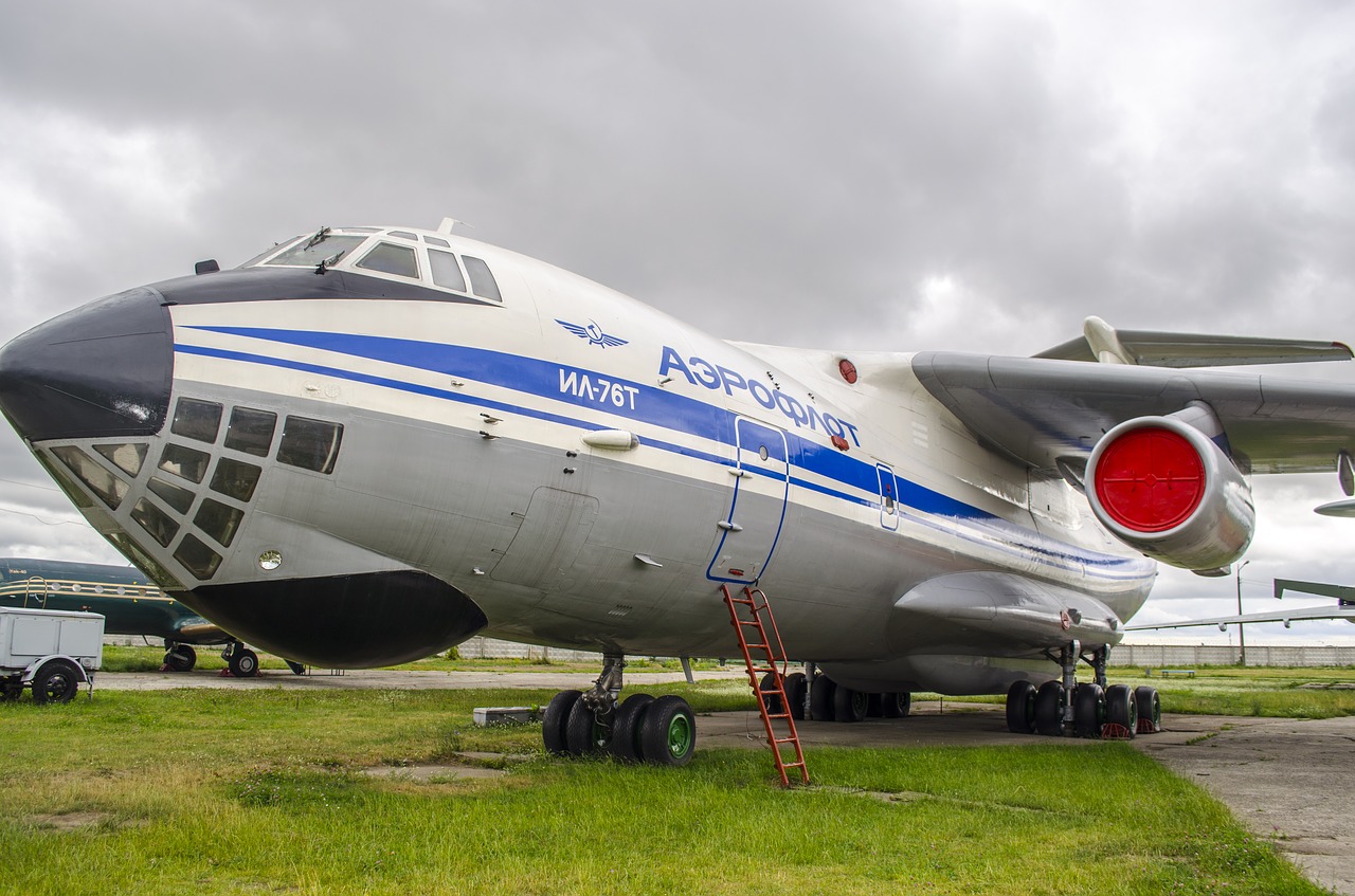 plane the il-76 transport free photo