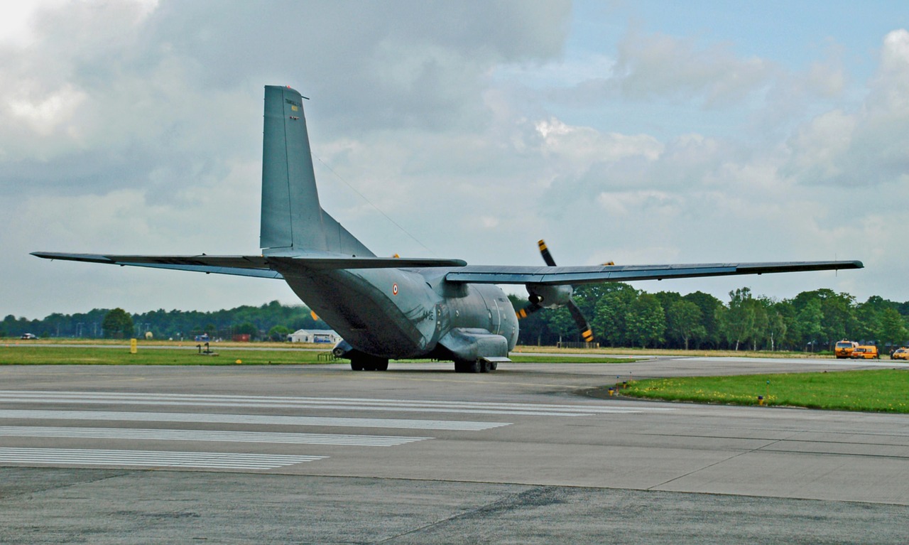 plane aircraft vliegterrein free photo