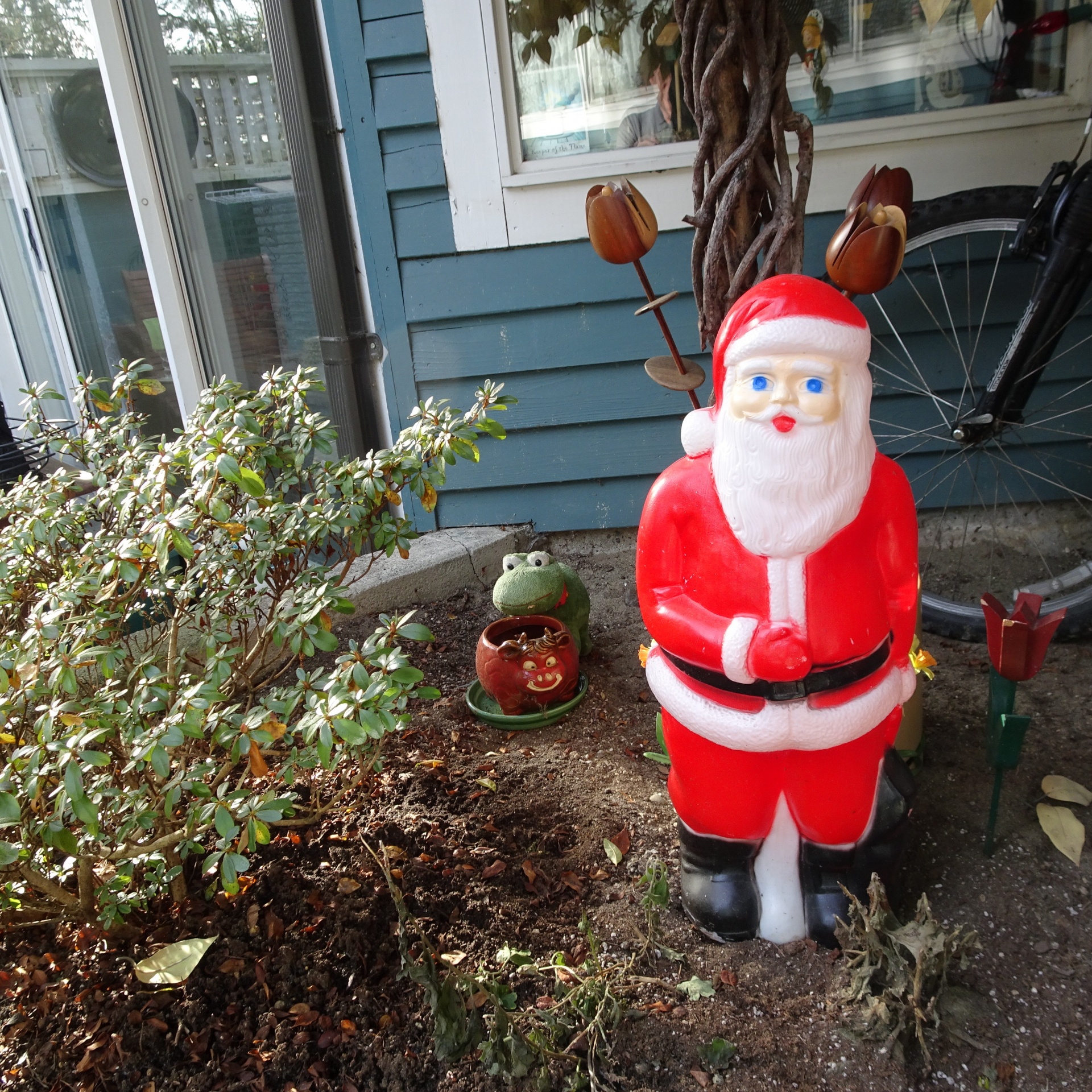 plastic santa backyard free photo