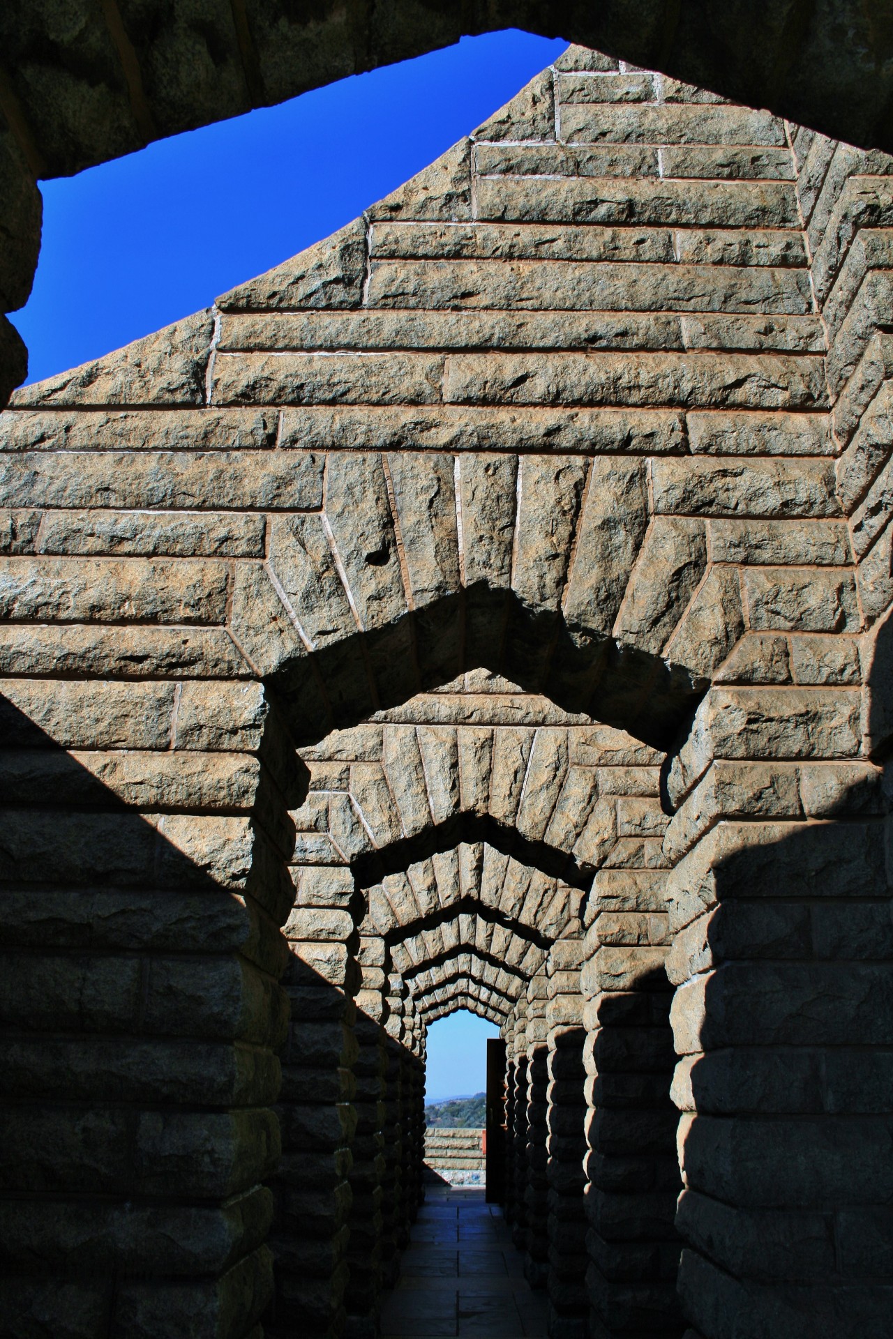 row arches granite free photo