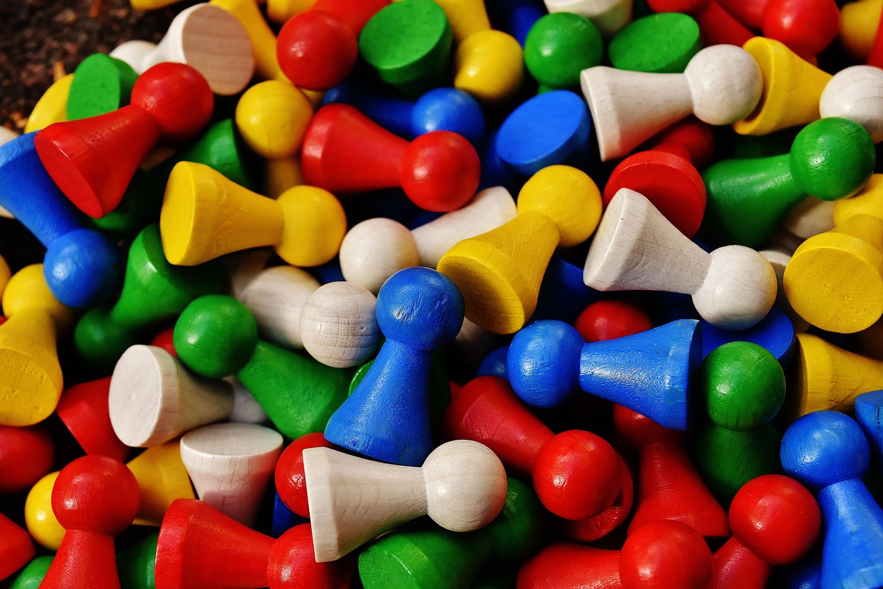 Цветные камушки. Цветные камешки игра. Игрушки для детей. Игра с разноцветными камнями.